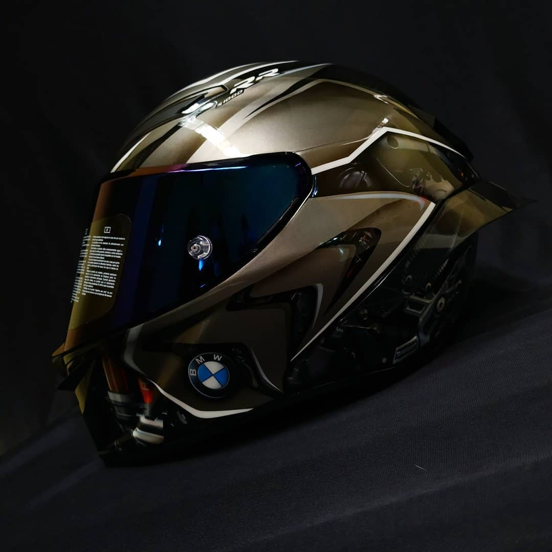 S1000RR “Alien MonoLab” — Custom AGV Pista GP RR